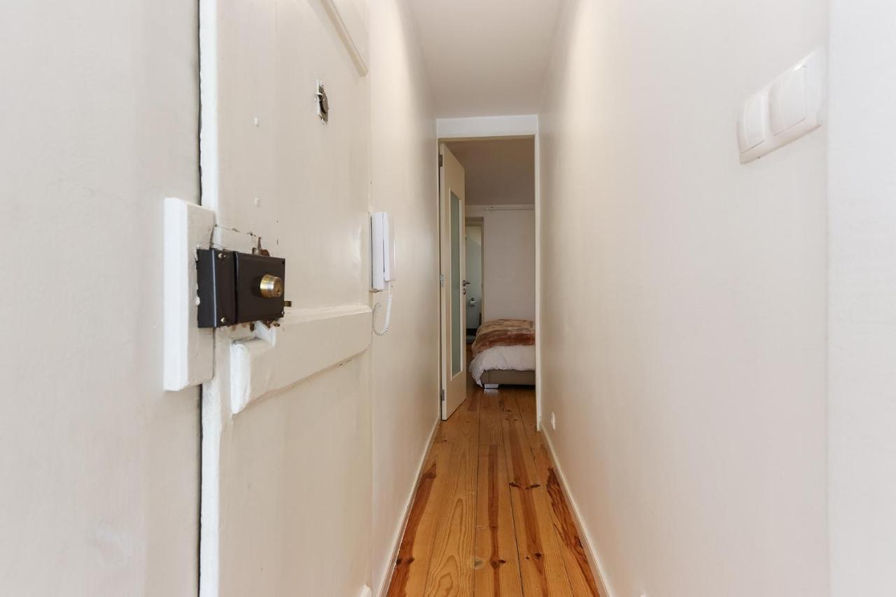 Charming And Stylish Downtown Apt In XIX Century Building Lisbon Exterior photo